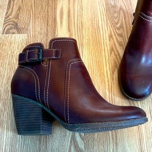 Clarks Bergen vibe dark tan leather boots size 8